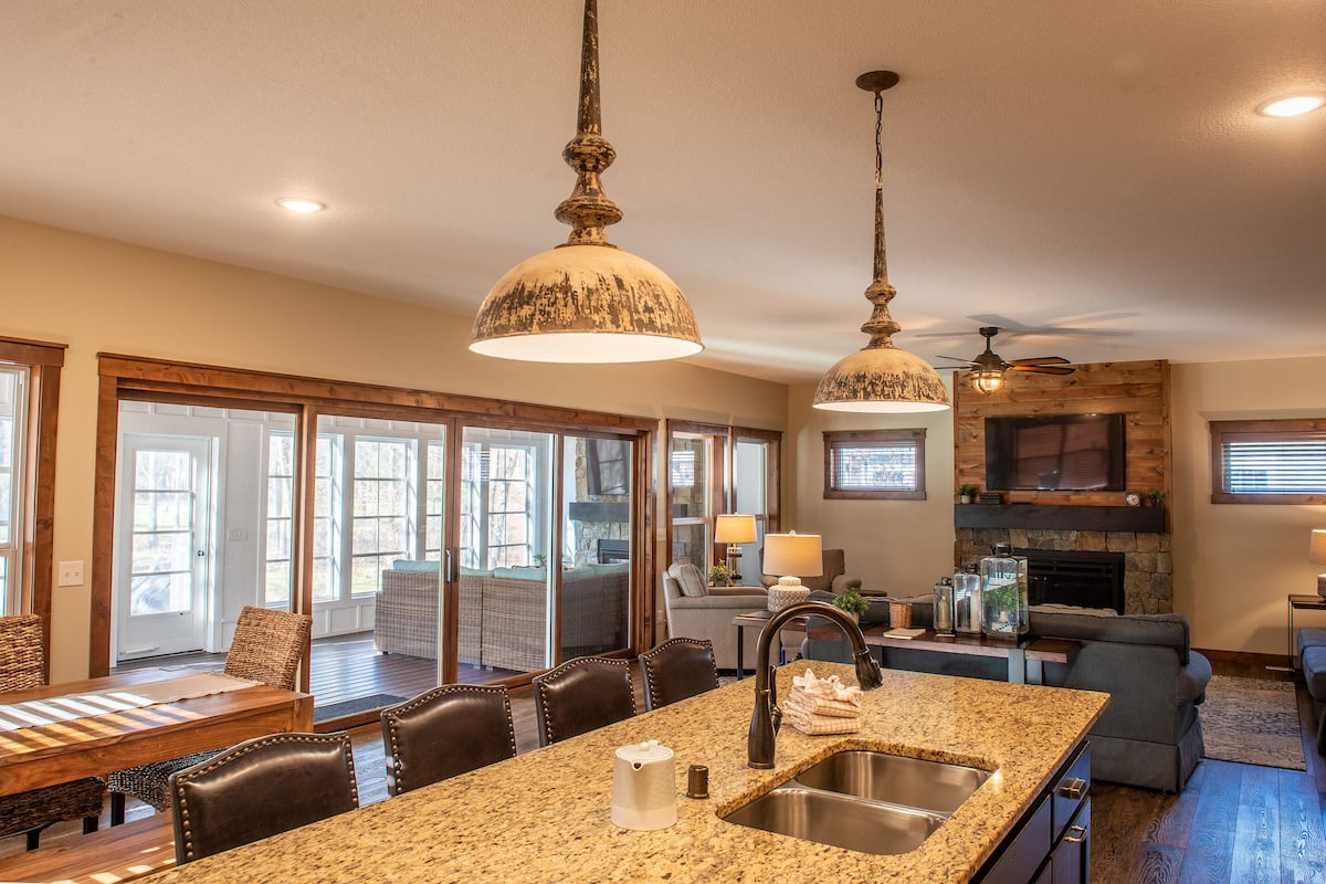 597 - 3 Bdrm Fairway Pines | Living area | Flat-screen TV