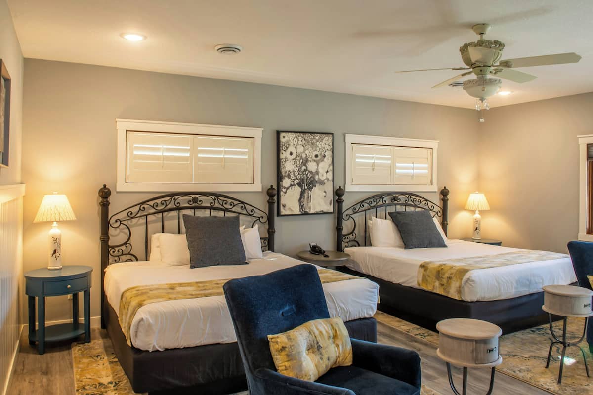 Studio Garden Cottage on Main Property | 1 bedroom, desk, iron/ironing board, bed sheets