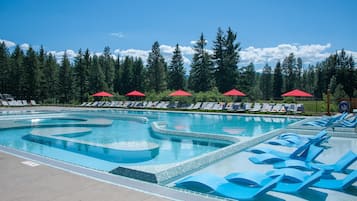 Sisäuima-allas, ulkouima-allas, aurinkotuoleja