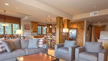 Apartamento, 2 habitaciones, en esquina (Trailhead 1) | Ropa de cama de alta calidad, caja fuerte, escritorio y cortinas opacas