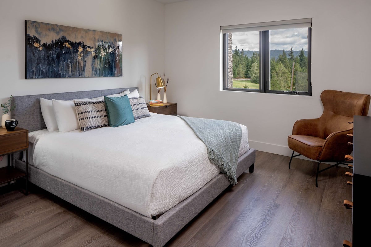 Appartement, 1 slaapkamer (Trailhead 2) | Luxe beddengoed, een kluis op de kamer, een bureau