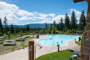 Innenpool, Außenpool, Liegestühle