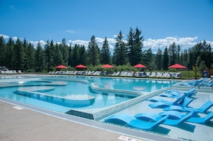 Una piscina cubierta, una piscina al aire libre, tumbonas
