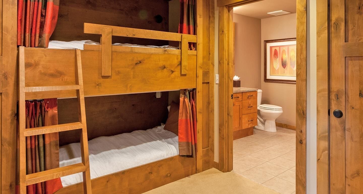 Condo, 2 Bedrooms (Trailhead 1) | Premium bedding, in-room safe, desk, iron/ironing board