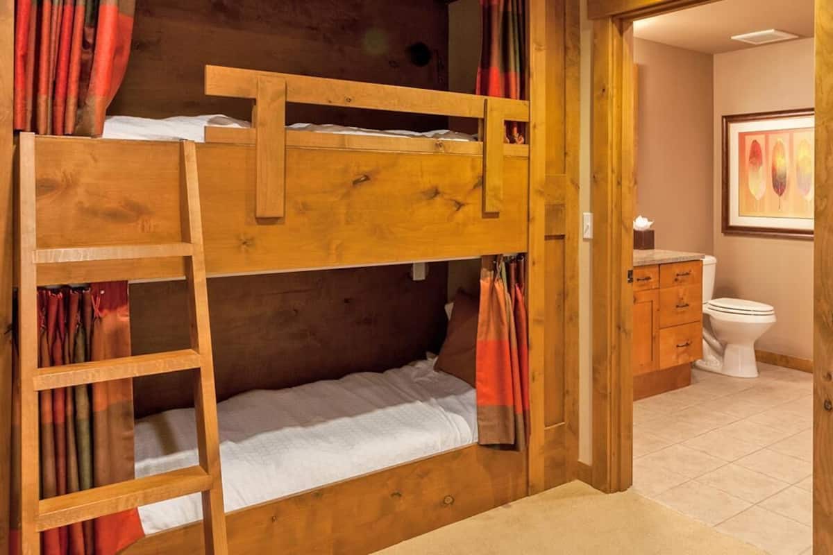 Condo, 2 Bedrooms (Trailhead 1) | Premium bedding, in-room safe, desk, blackout drapes