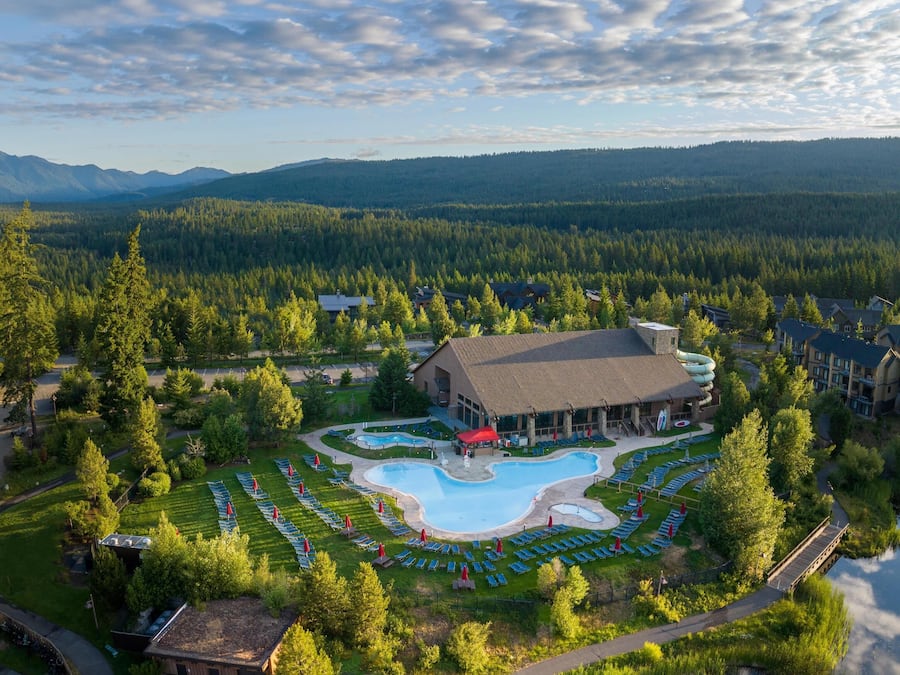 Piscine couverte, piscine extérieure, chaises longues