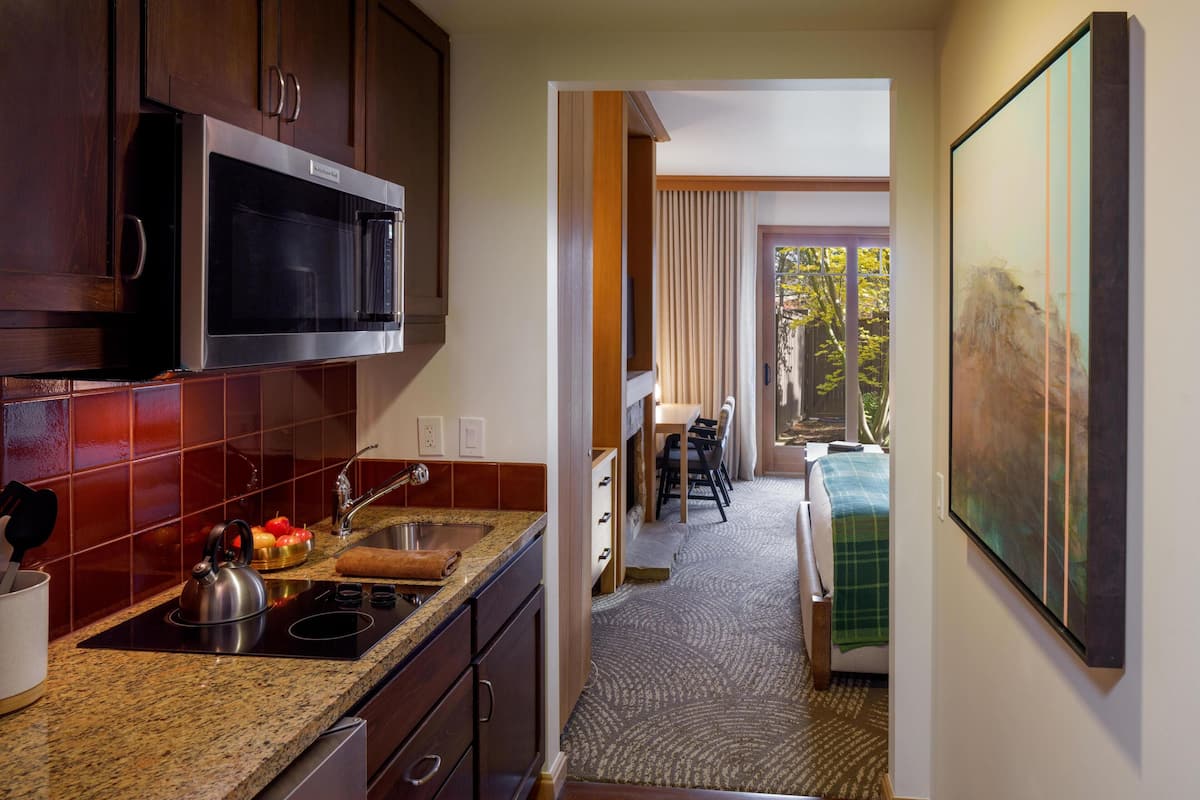 Studio Suite, Fireplace, Resort View (Lodge) | Private kitchen