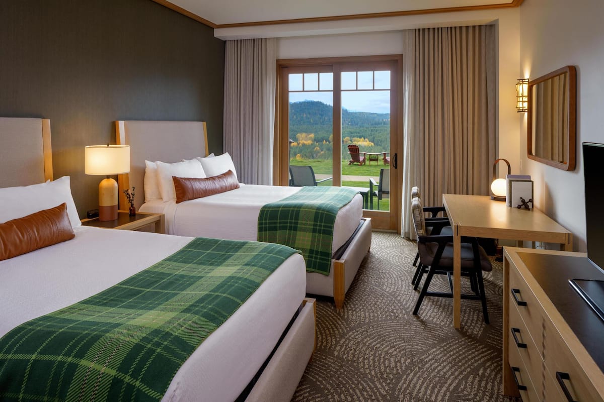 Chambre, 2 grands lits, vue sur le fleuve (Lodge) | Literie de qualitĂ©, coffre-fort, bureau, rideaux dâobscurcissement