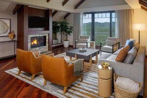 Ropa de cama de alta calidad, caja fuerte, escritorio y cortinas opacas