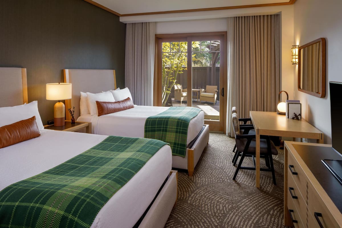 Habitación, 2 camas Queen size, vista al resort (Lodge) | Ropa de cama de alta calidad y caja de seguridad en la habitación