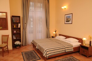 Standard Triple Room | In-room safe, desk, laptop workspace, blackout drapes - Budapest Museum Central (Budapest)