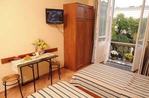In-room safe, desk, laptop workspace, blackout curtains - Budapest Museum Central (Budapest)