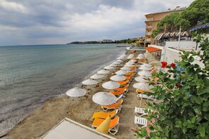 Private beach, sun-loungers, beach umbrellas, beach towels - Grand Ozcelik Otel (Kusadasi)