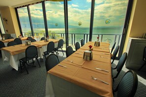 Breakfast, lunch and dinner served - Grand Ozcelik Otel (Kusadasi)