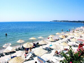 Private beach, sun-loungers, beach umbrellas, beach towels - Grand Ozcelik Otel (Kusadasi)
