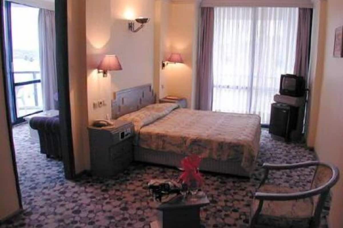 Standard Room | Cribs (free), rollaway beds, WiFi (free)
