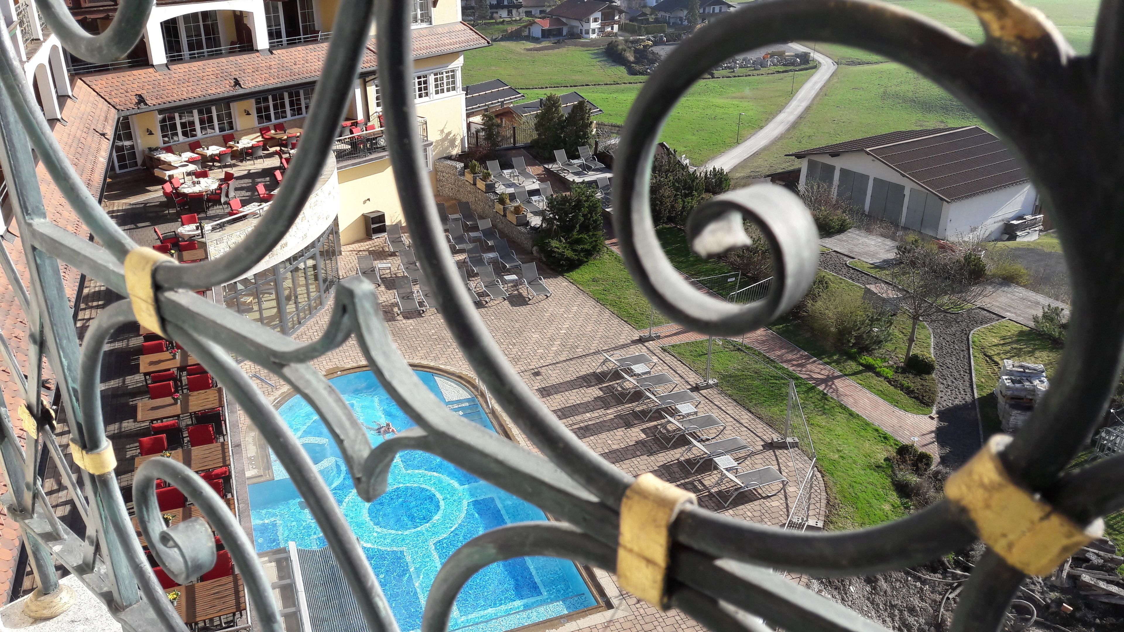 Un espace piscine doté de chaises longues et offrant une vue sur le paysage environnant.