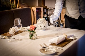 Déjeuner, dîner et souper servis sur place