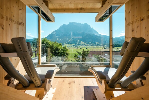 Salas de tratamiento para parejas, un sauna, una bañera de hidromasaje