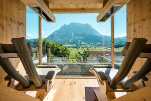 Salas de tratamiento para parejas, un sauna, una bañera de hidromasaje