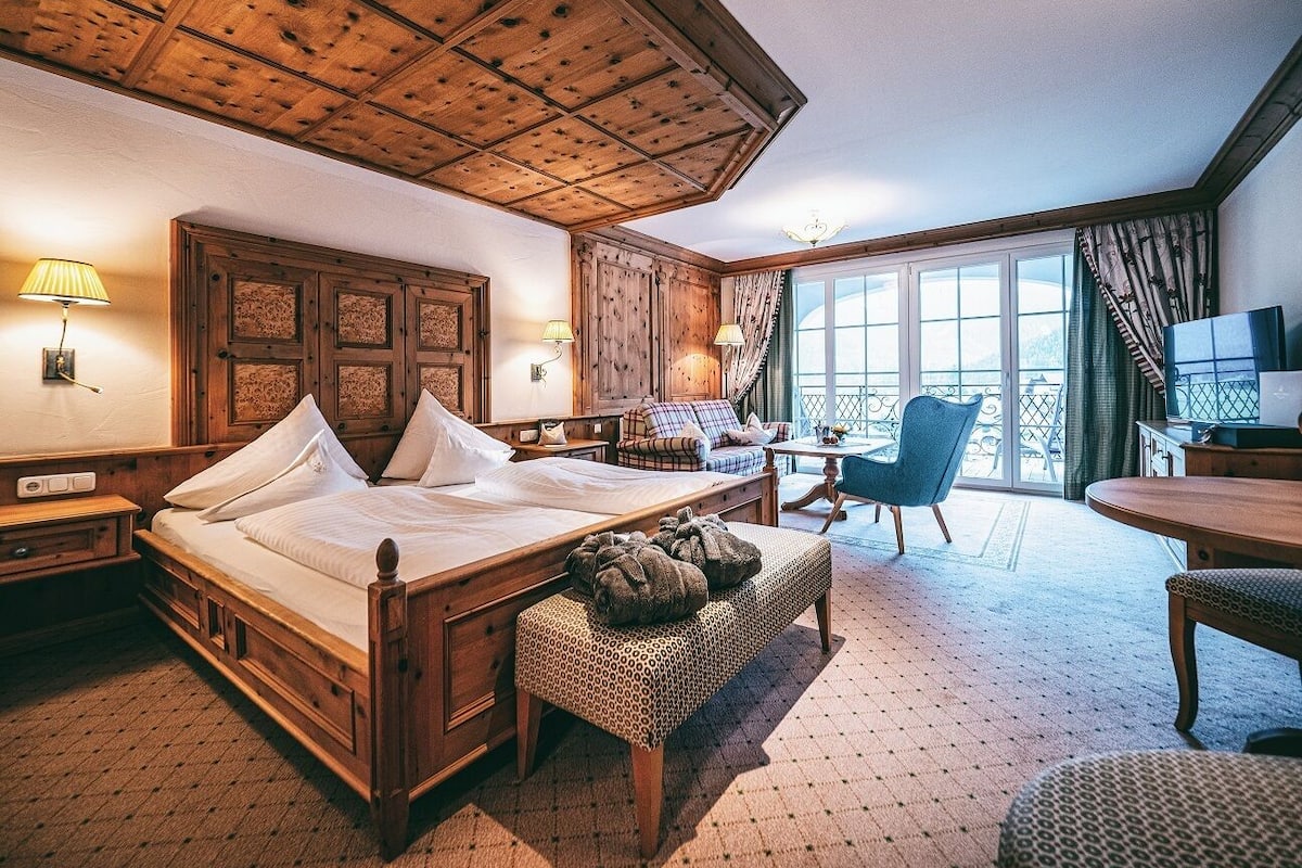 junior studio suite, 1 king bed, balcony, mountainside | 1 bedroom, hypo-allergenic bedding, minibar, in-room safe