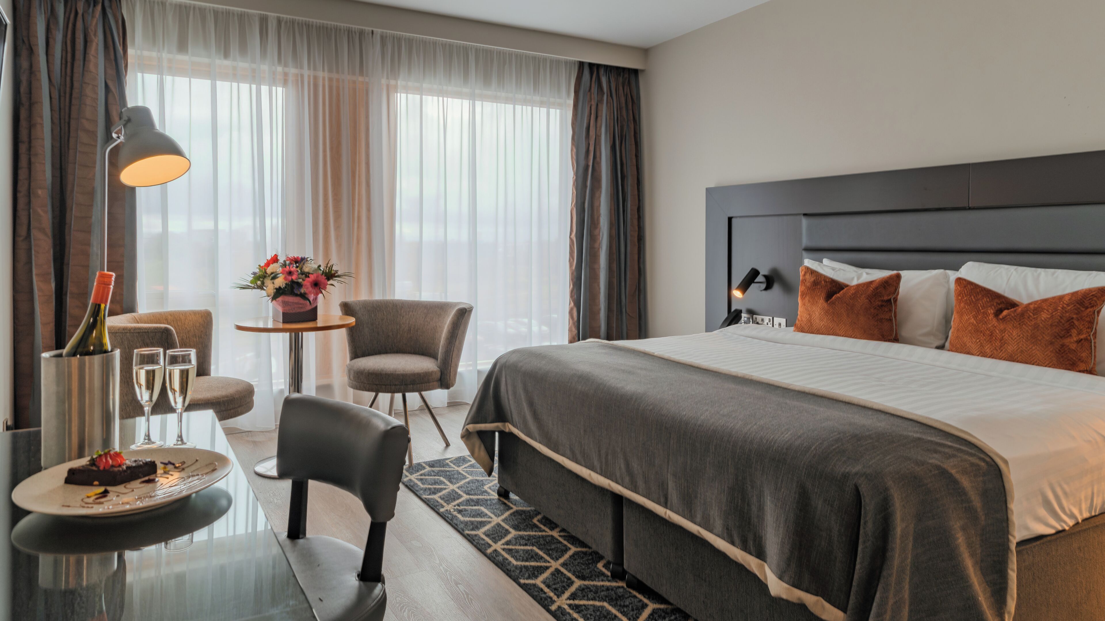 Caja de seguridad en la habitación y escritorio 