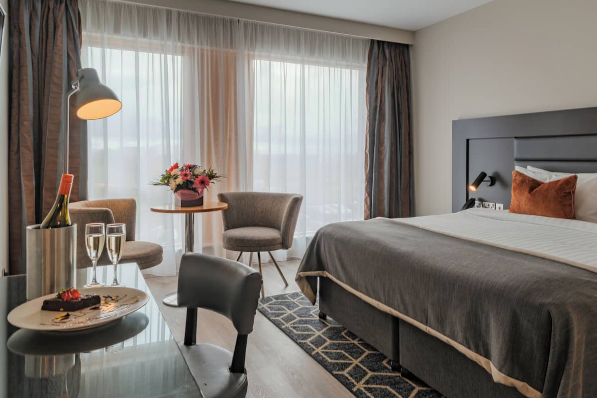 Caja de seguridad en la habitación y escritorio