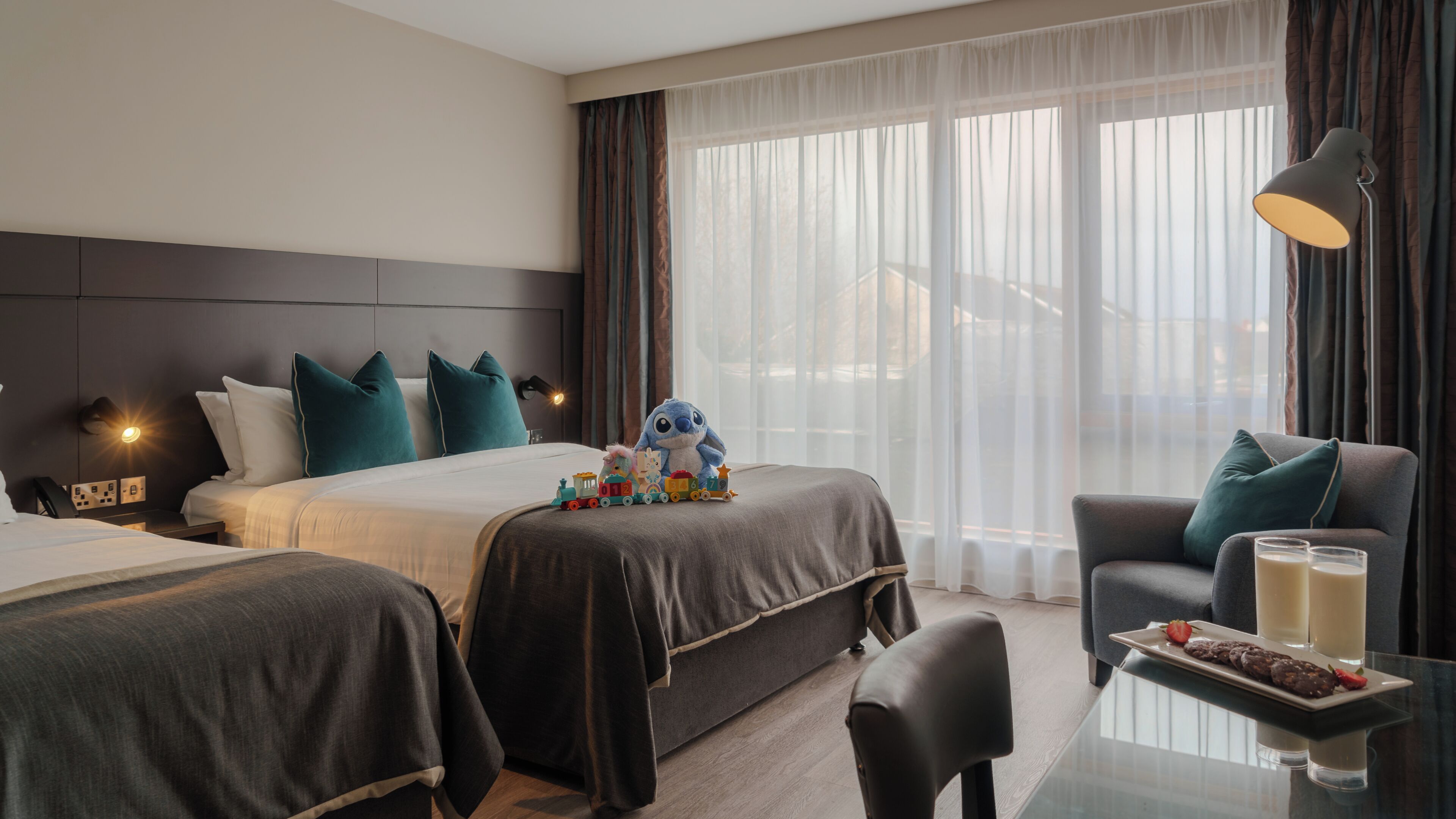 Habitación | Caja de seguridad en la habitación y escritorio 