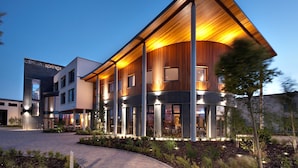 Un edificio moderno con fachada de madera y ventanas amplias, presumiblemente un hotel o resort.
