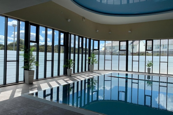 Indoor pool, sun loungers