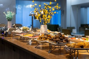 Free daily buffet breakfast  - Regardal Hotel (Almaty)