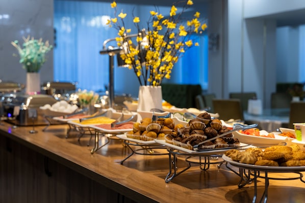 Free daily buffet breakfast 
