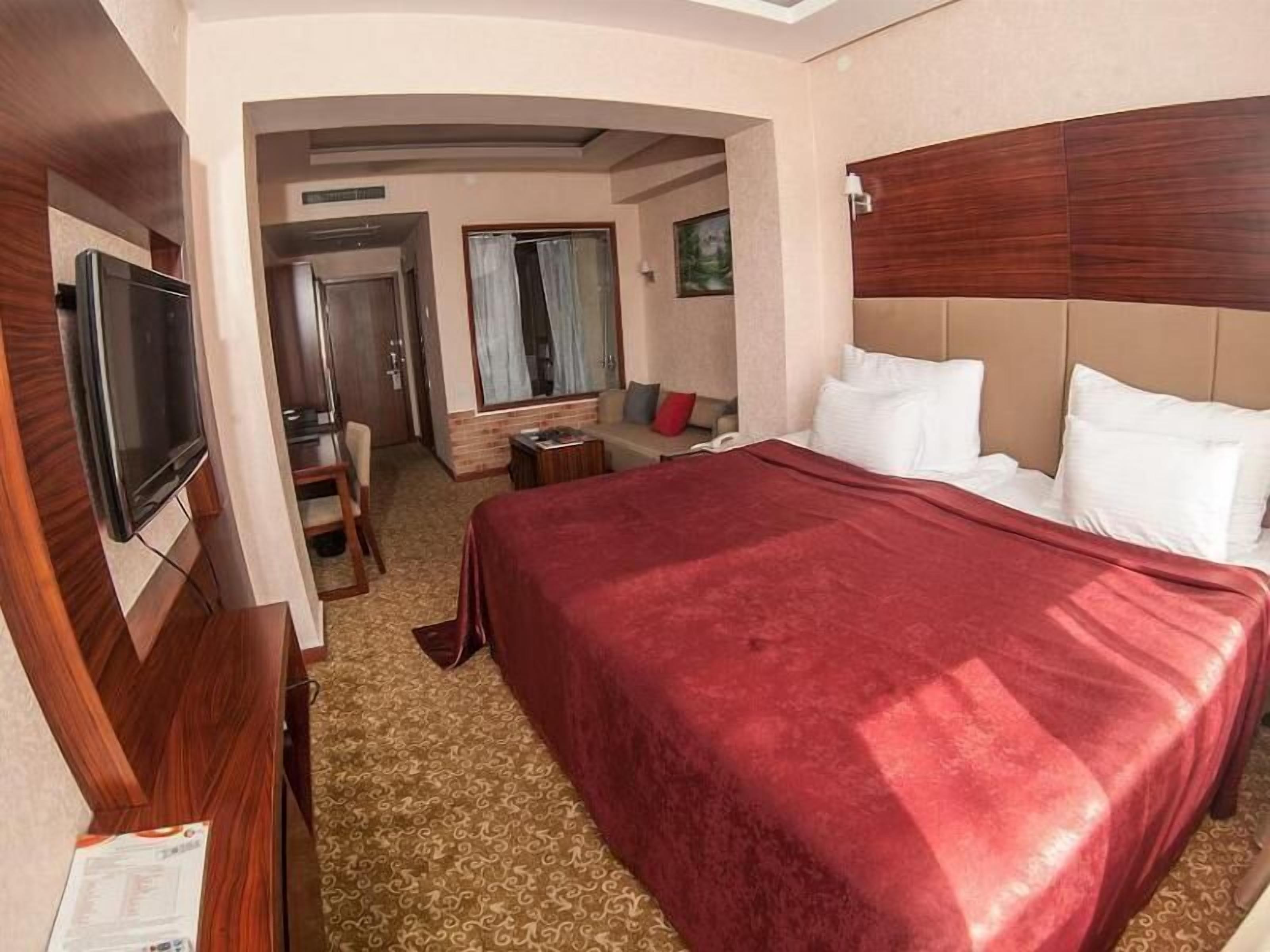 Minibar, in-room safe, desk, iron/ironing board