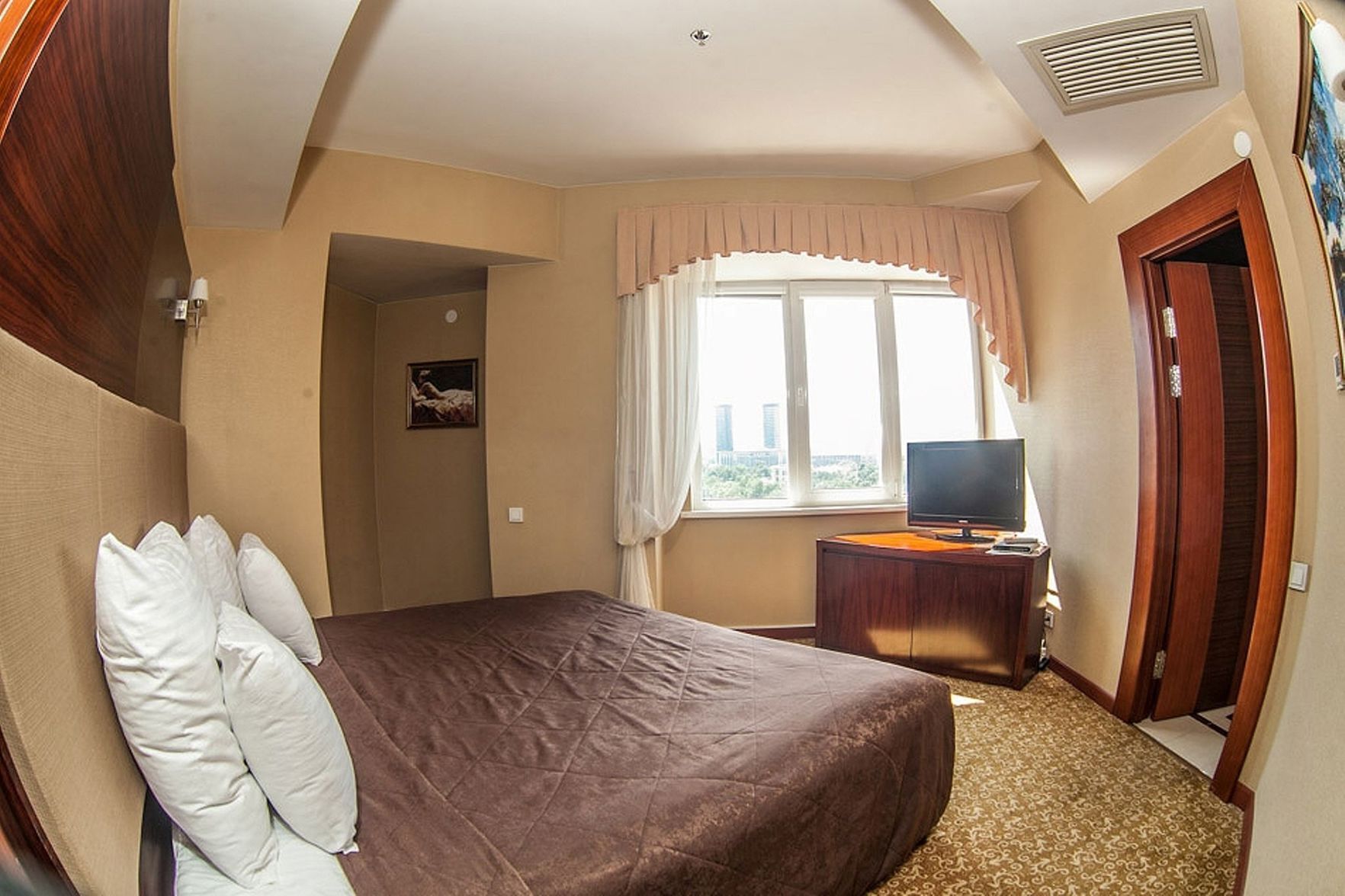 Minibar, in-room safe, desk, iron/ironing board