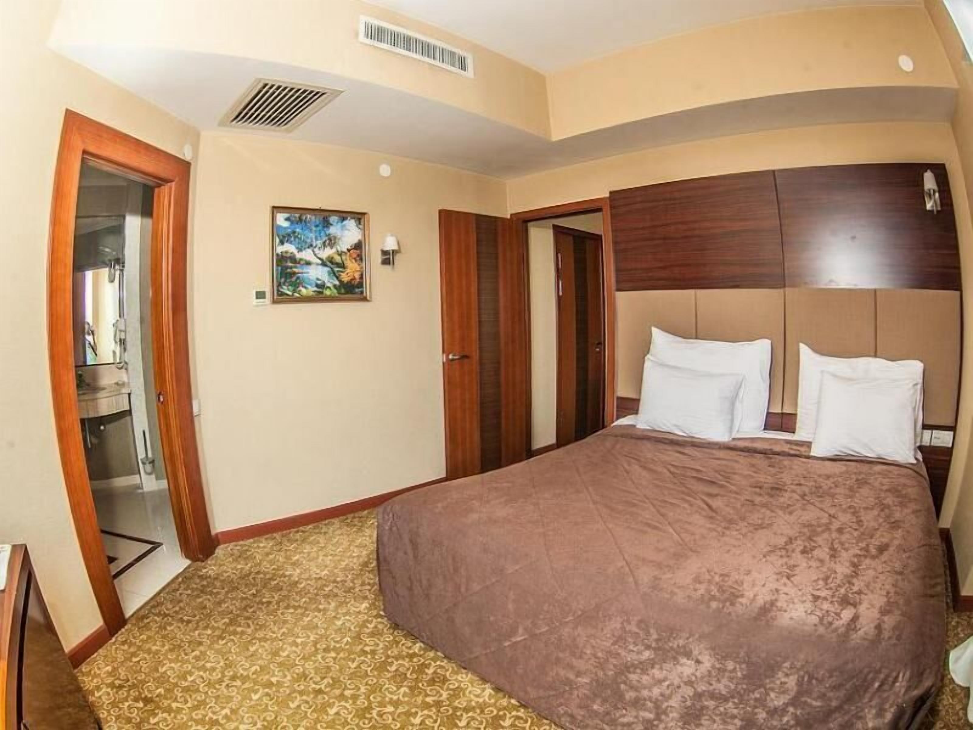 Minibar, in-room safe, desk, iron/ironing board