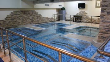 Sauna, hot tub, steam room, Turkish bath/hammam, body treatments