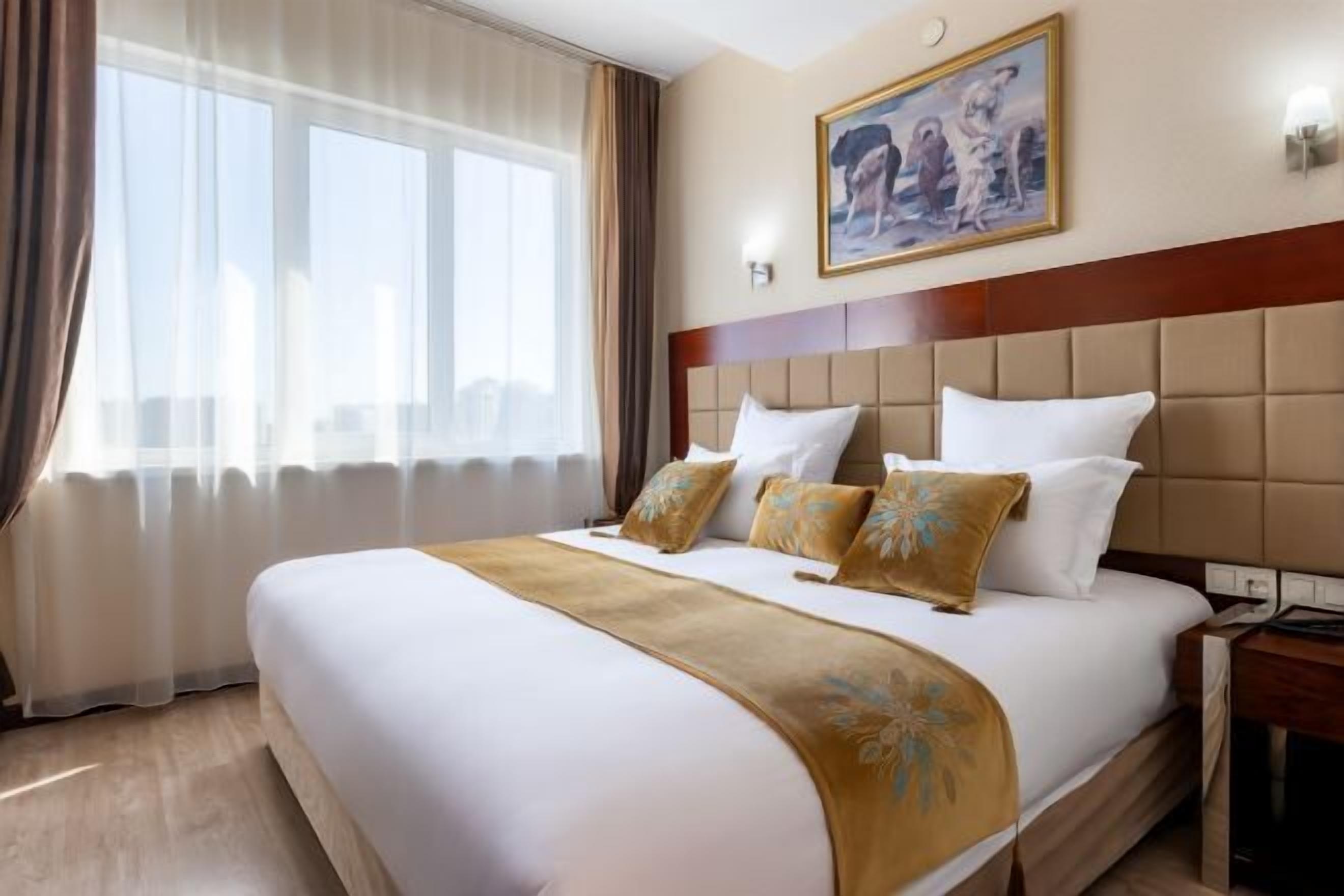 Minibar, in-room safe, desk, iron/ironing board