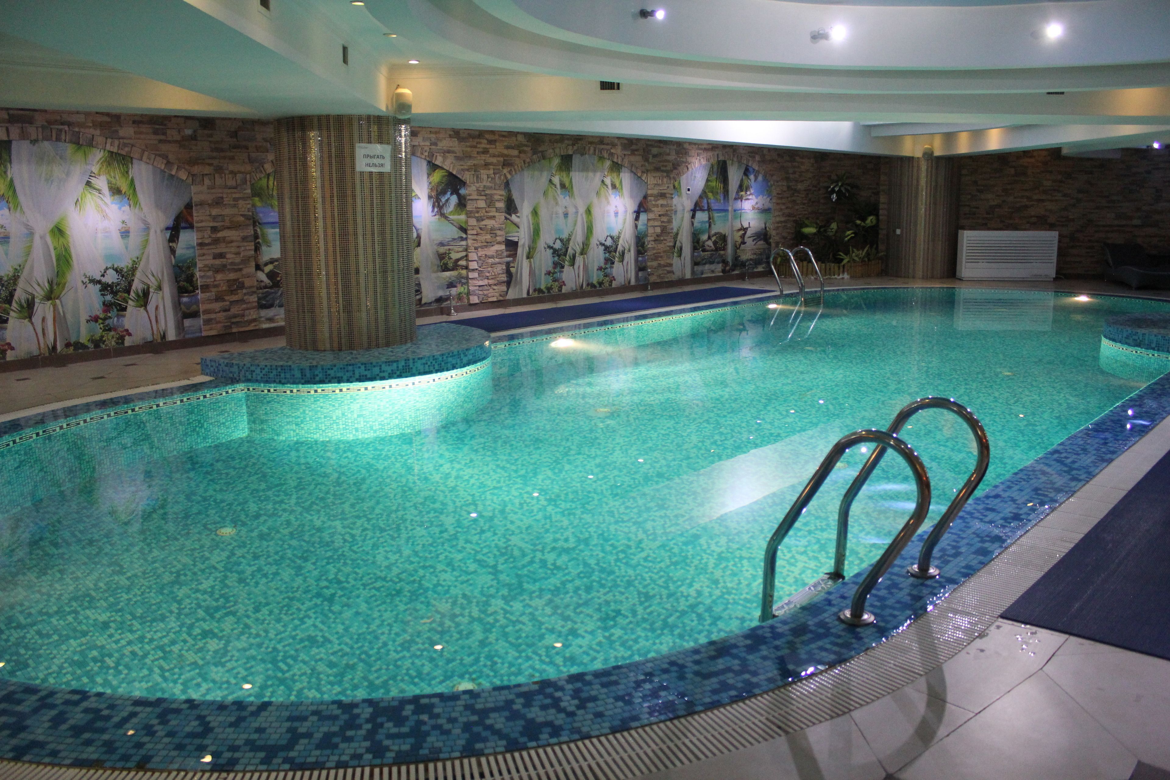 Una piscina cubierta