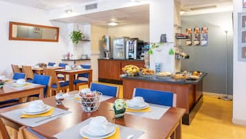 Se ofrece un desayuno bufé (11 EUR por persona)