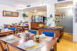 Café da manhã com buffet todos os dias mediante uma taxa