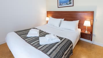 Escritorio, cortinas opacas, sistema de insonorización