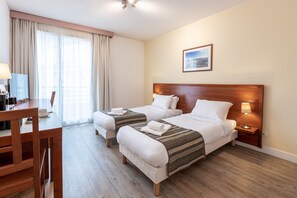 Estudio, 1 cama doble o 2 individuales | Escritorio, cortinas opacas, sistema de insonorización