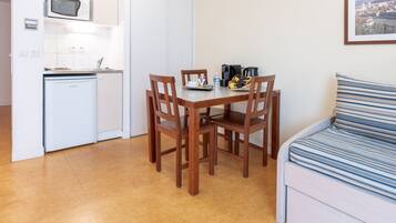 Réfrigérateur, micro-ondes, plaque de cuisson, bouilloire électrique