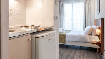 Studio, 1 Double or 2 Single Beds | Private kitchen | Fridge, microwave, stovetop, electric kettle