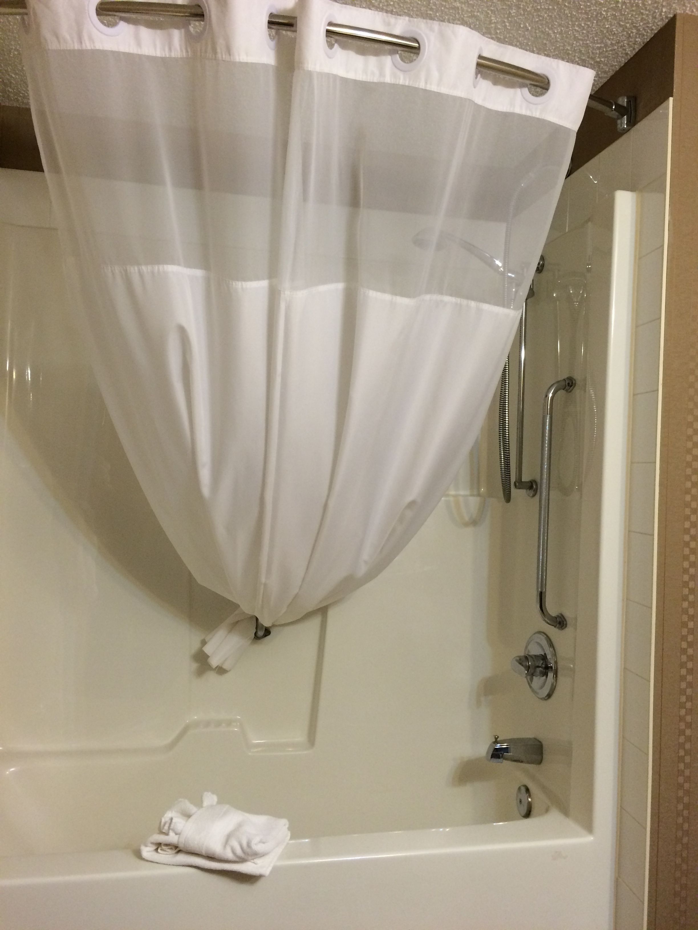 room, accessible | bathroom | combined shower/bathtub, free toiletries, hair dryer, towels