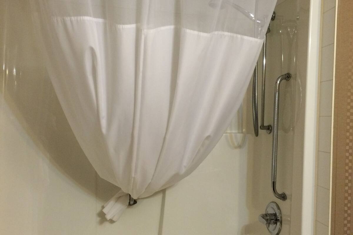 room, accessible | bathroom | combined shower/bathtub, free toiletries, hair dryer, towels