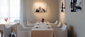 Petit déjeuner, déjeuner et dîner servis sur place, vue sur le jardin