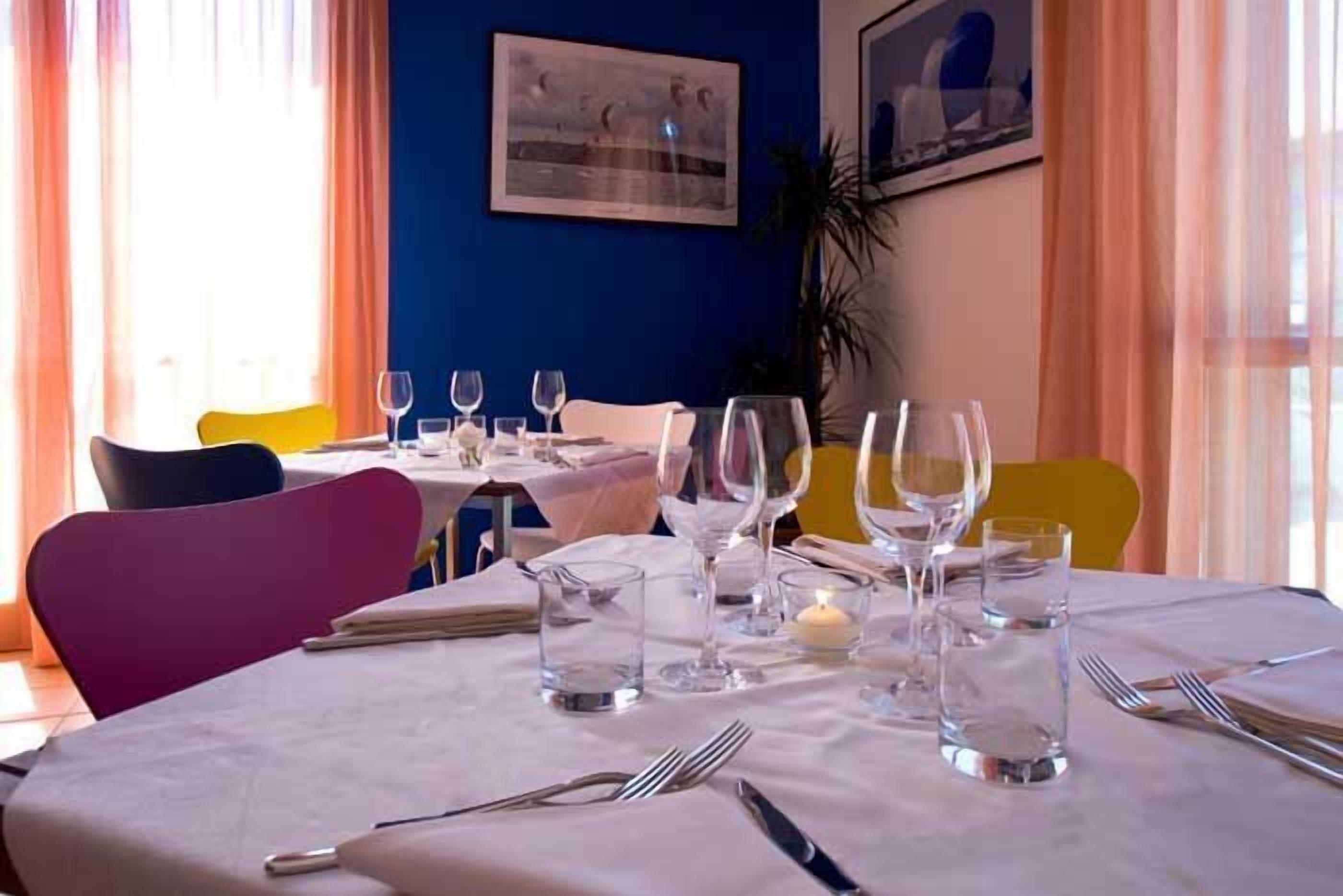 breakfast, lunch, dinner served; garden views