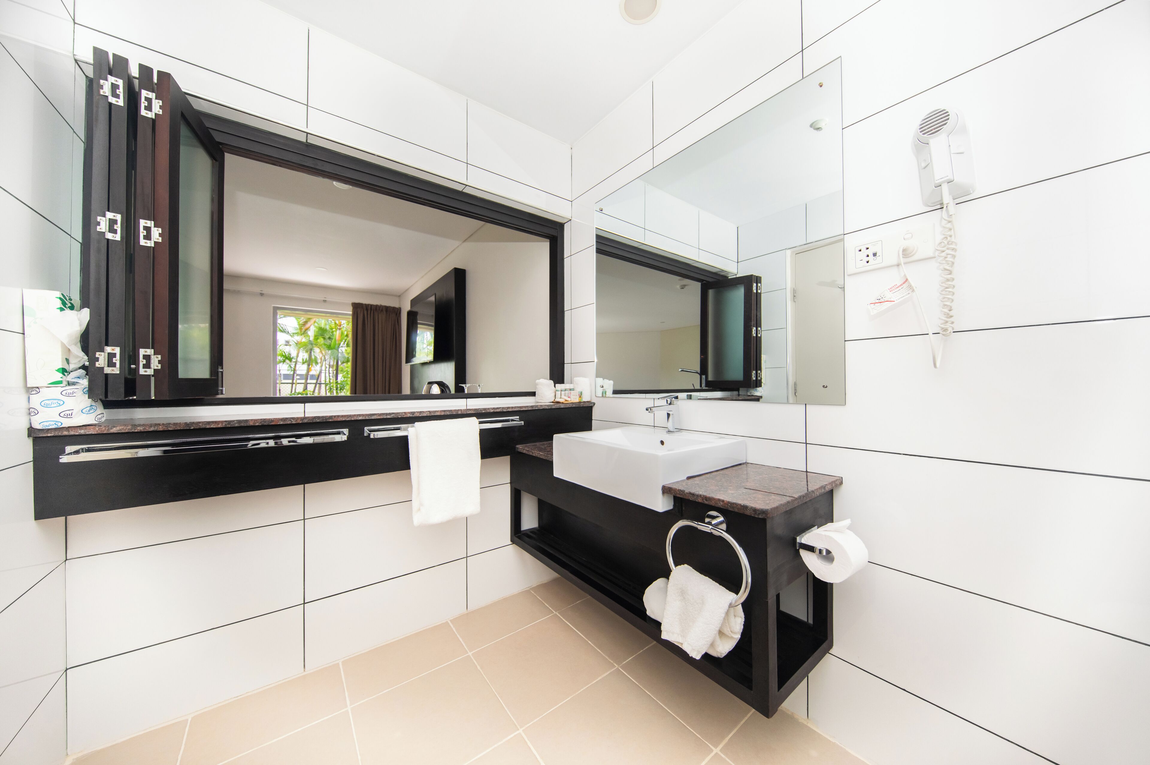 Suite | Bathroom | Shower, free toiletries, hair dryer, towels