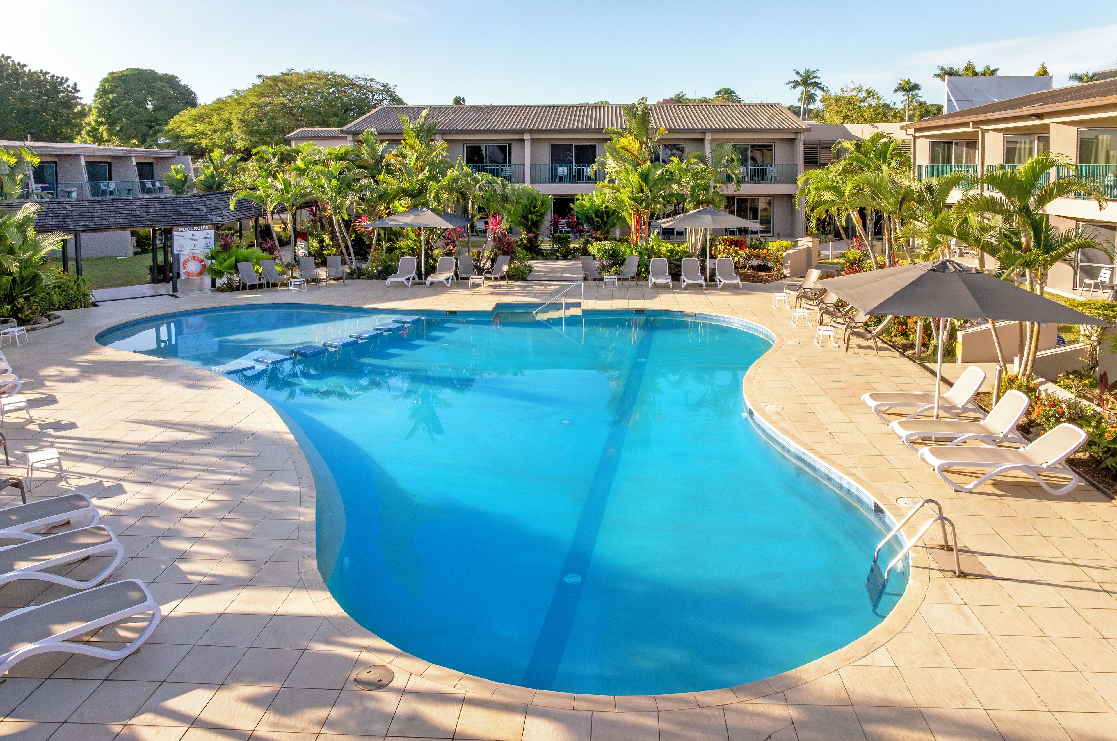 2 つの屋外プール、営業時間 8:00 ～ 20:00、プール パラソル、サンラウンジャー